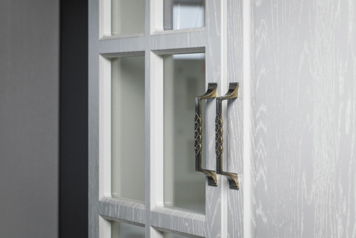 Ливерпуль Шкаф-витрина + карниз, ясень ваниль/белый